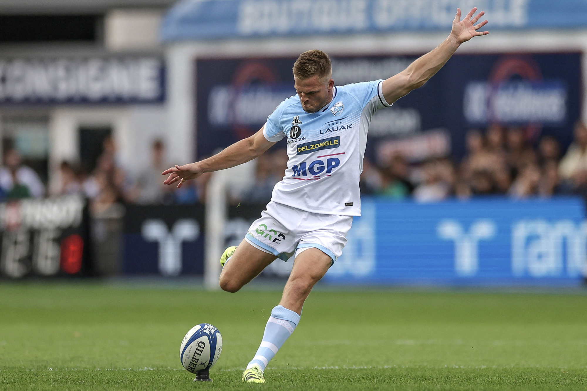 Gareth Anscombe makes a kick for Bayonne during the September 2025 Top 14 match against Castres