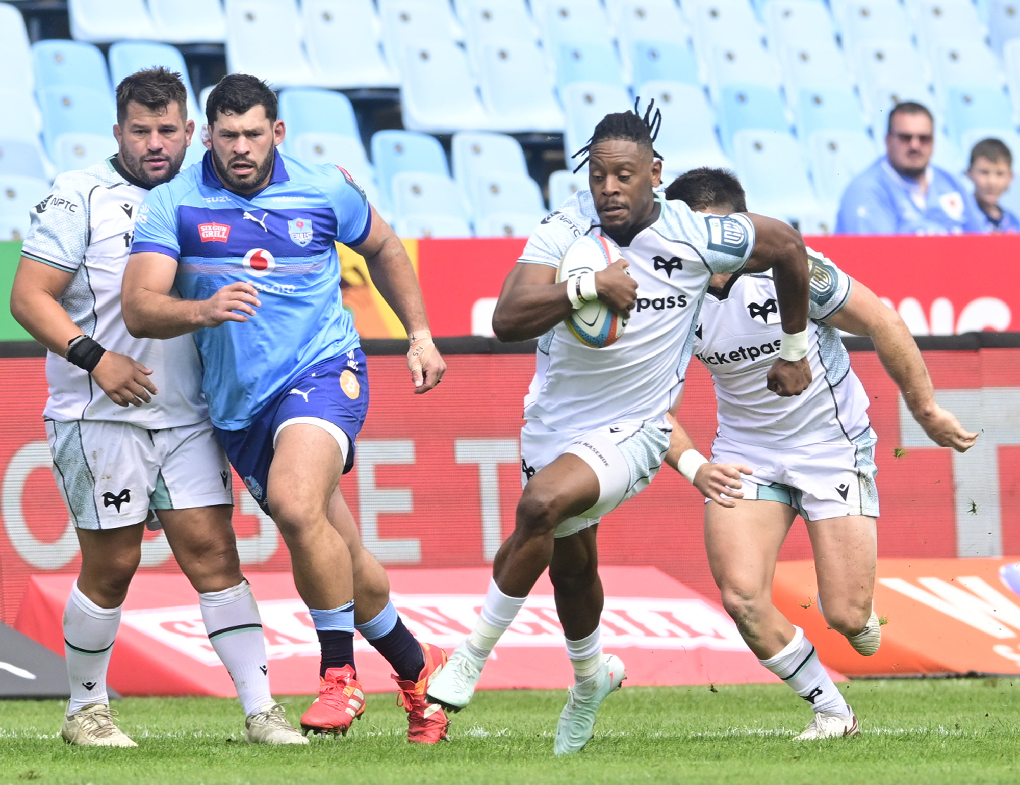 Ospreys’ Daniel Kasende runs with the ball during a September 2025 URC match against the Bulls.