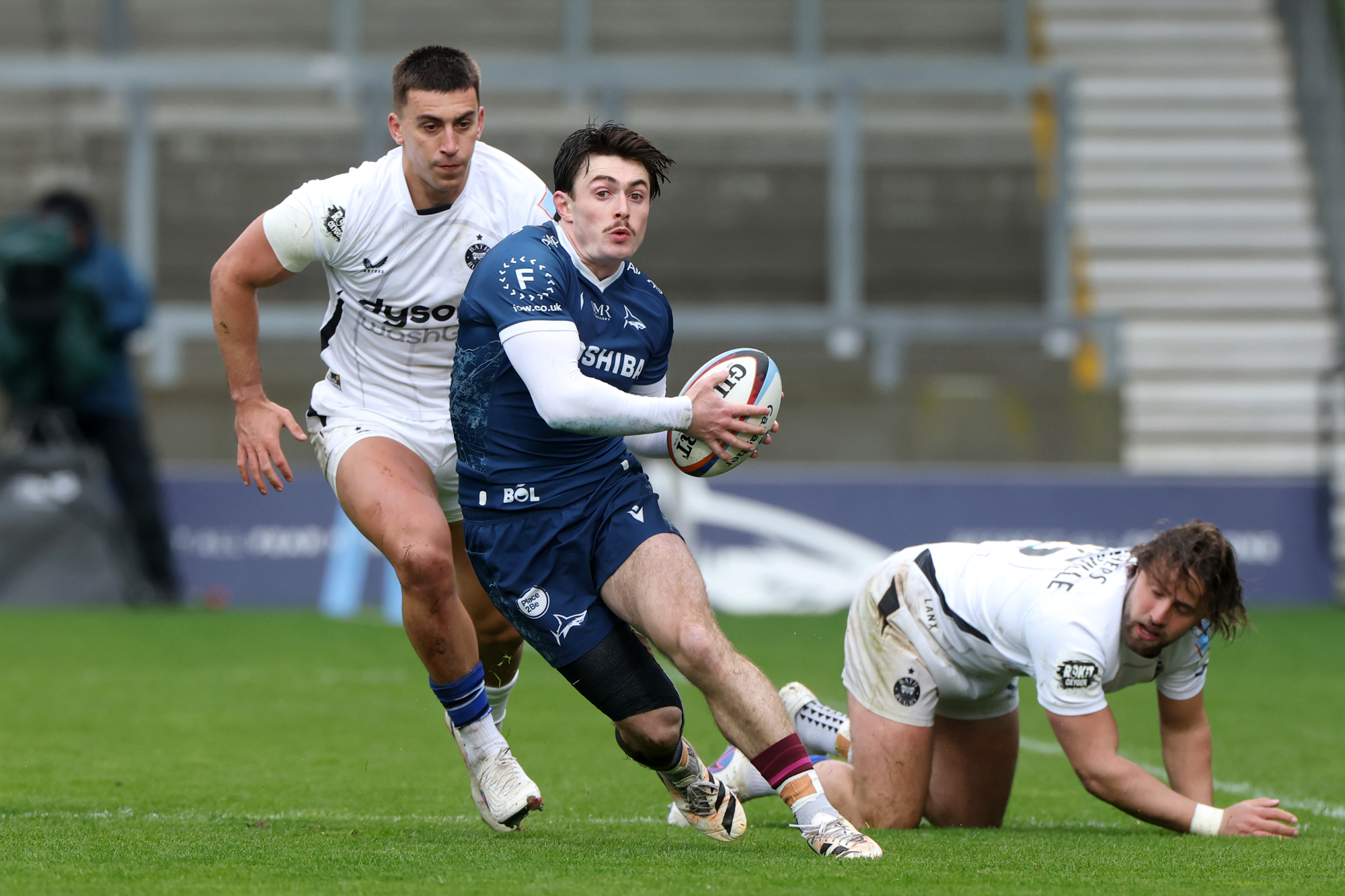 Raffi Quirk of Sale Sharks makes a break during the March 2026 Gallagher PREM match against Bath.