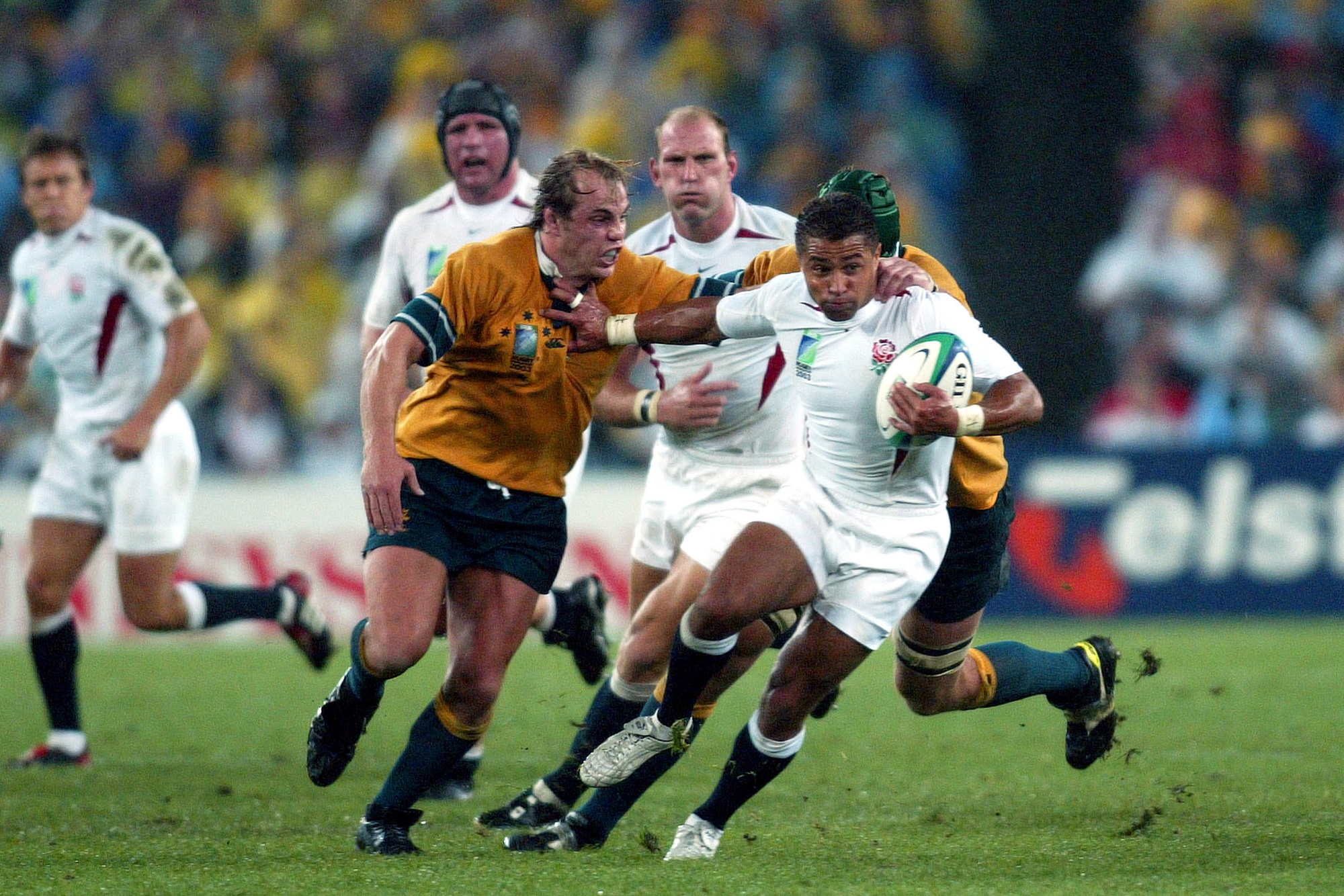 Jason Robinson of England evades a tackle from Australia's Phil Waugh during the 2003 Rugby World Cup final