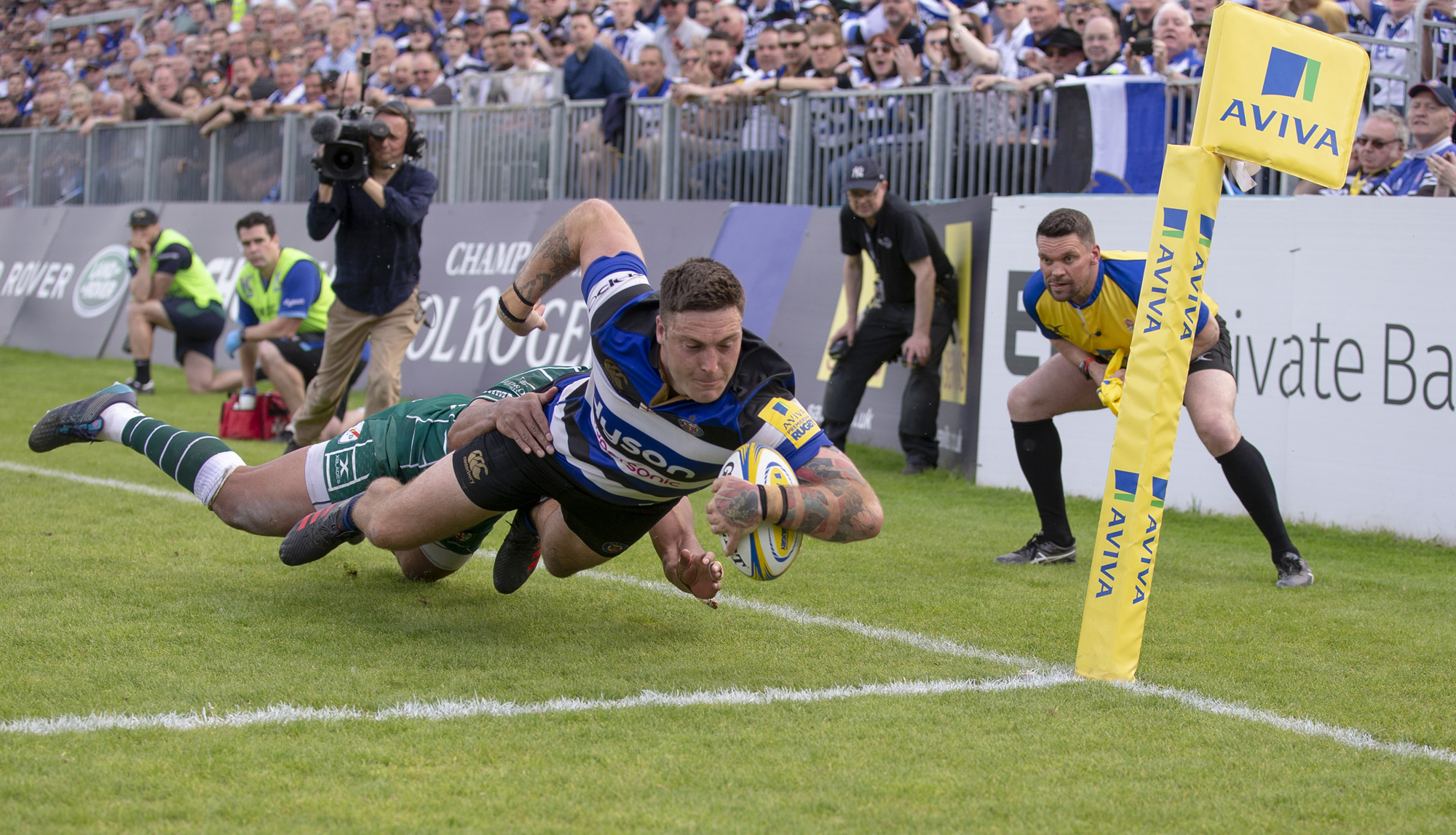 Matt Banahan crosses the line for Bath during a 2018 PREM match against London Irish.